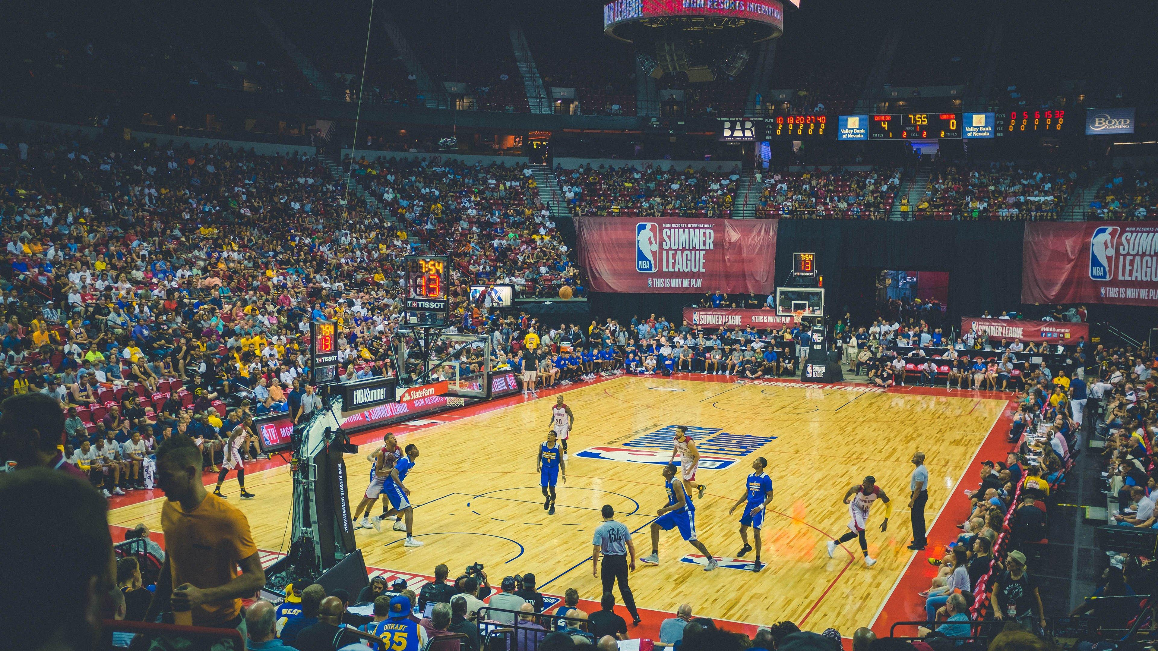 百米飞人巅峰对决 新星闪耀打破十年纪录